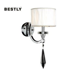 Πολυτελής λυχνία τοίχου από κρύσταλλο με λευκή απόχρωση από ύφασμα